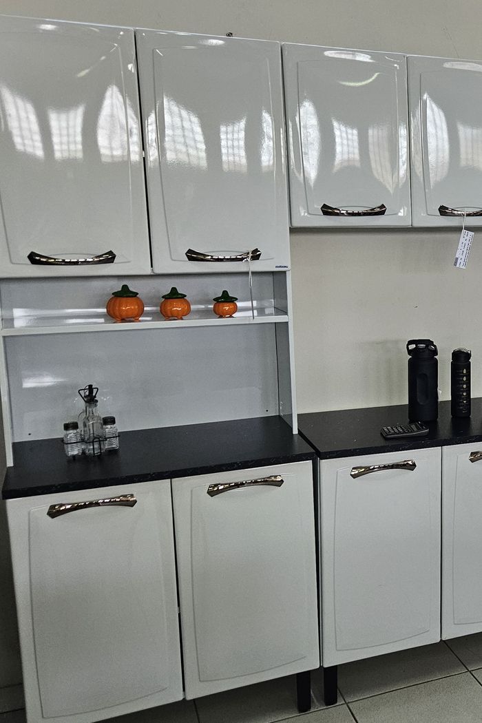 Armário de cozinha de aço branco