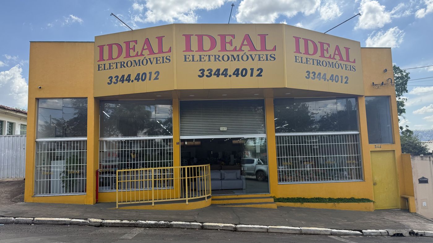 Fachada amarela da Ideal Eletromóveis em Ribeirão Bonito